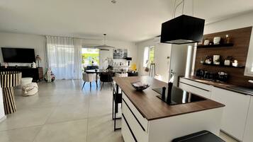 Geladeira, micro-ondas, fogão, cooktop