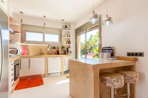 Een koelkast, een microgolfoven, een oven, een kookplaat