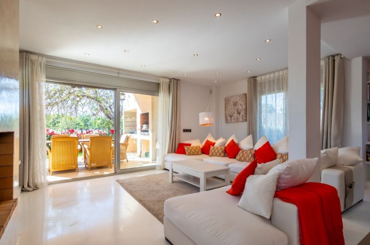 Smart TV, chimenea y monitor de computadora 