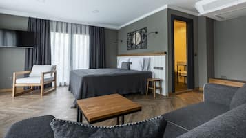 Kamar Double atau Twin Superior | Seprai premium, minibar, brankas, dan meja kerja