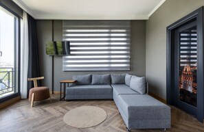 Habitación cuádruple Deluxe | Ropa de cama de alta calidad, minibar, caja fuerte y escritorio