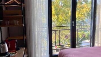 Superior eenpersoonskamer | Luxe beddengoed, een minibar, een kluis op de kamer, een bureau