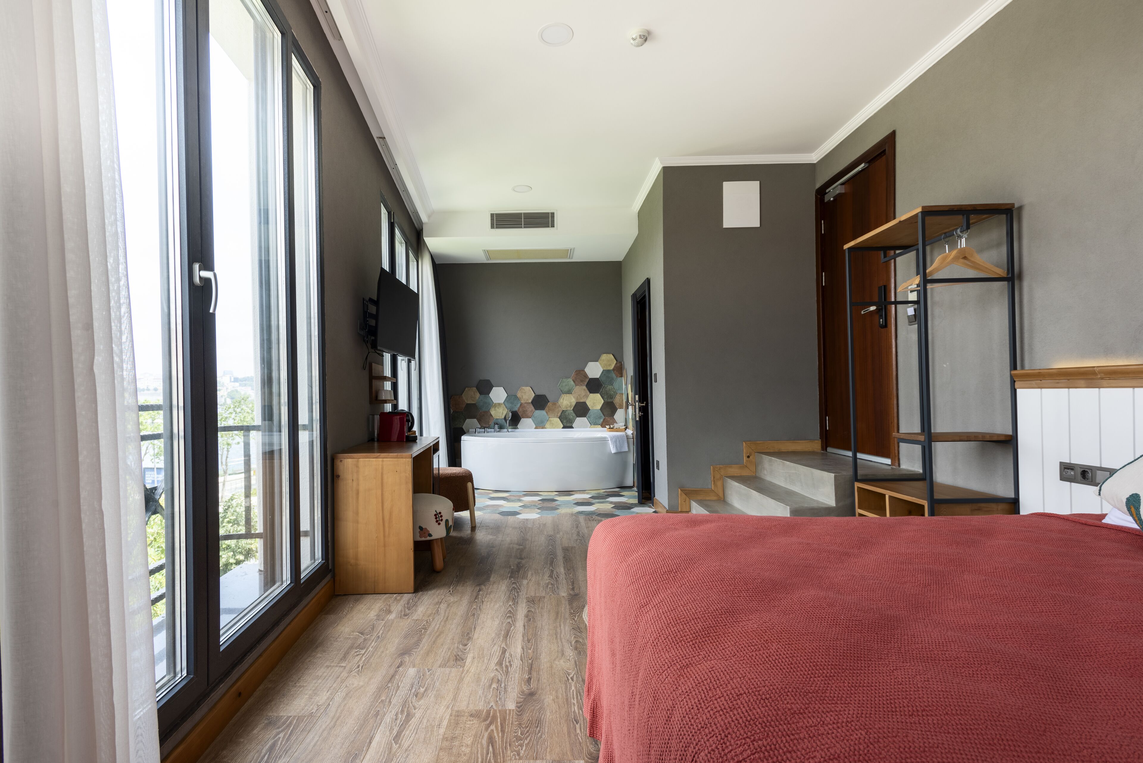 高级双人房, 按摩浴缸 | 高档床上用品、迷你吧、客房内保险箱、办公桌