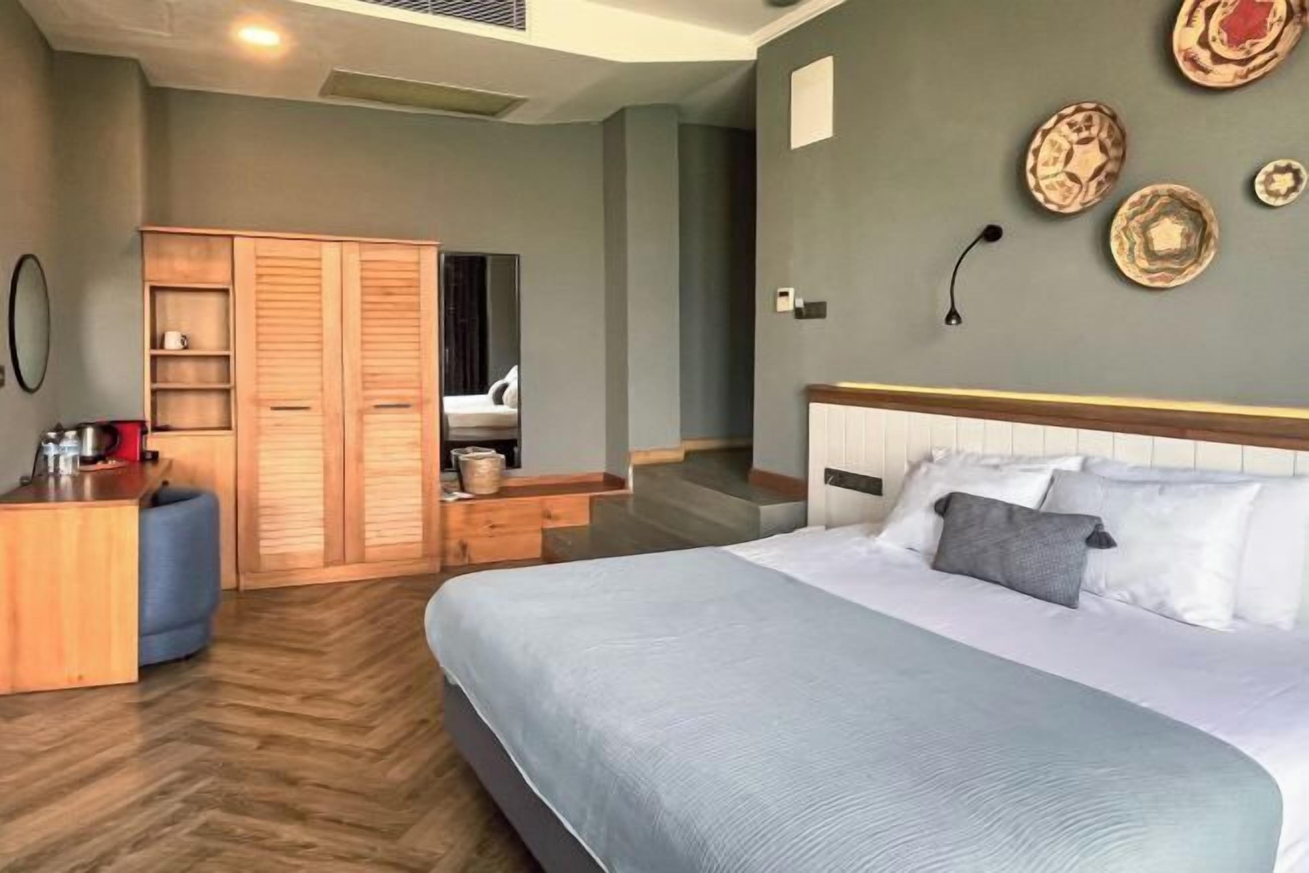 Premium bedding, minibar, in-room safe, desk