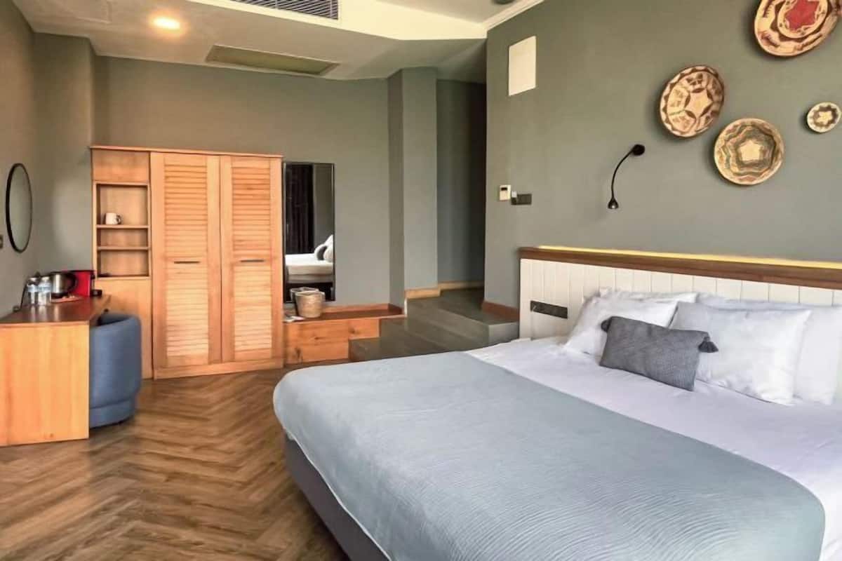 Roupas de cama premium, frigobar, cofres nos quartos, escrivaninha