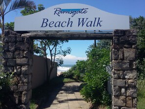 Segnaletica per Ramsgate Beach Walk, con un arco in pietra che conduce alla spiaggia.