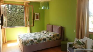 5 bedrooms, iron/ironing board, free WiFi, bed sheets