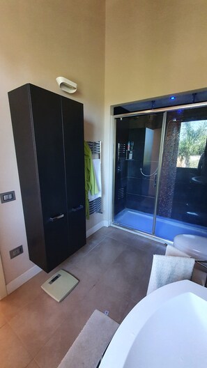 Badewanne, Haartrockner, Handtücher