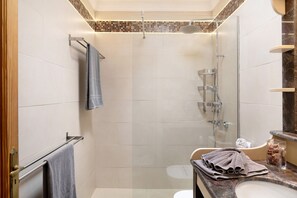 Een douche, een haardroger, handdoeken