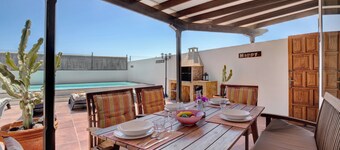 Holiday Home "Villa Mar" close to the Beach with Sea View, Pool & Wi-Fi