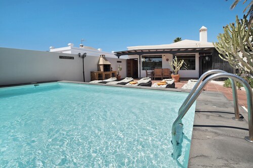 Holiday Home "Villa Mar" close to the Beach with Sea View, Pool & Wi-Fi