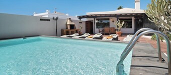 Vakantiehuis "Villa Mar" dichtbij het strand met zeezicht, zwembad & Wi-Fi