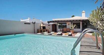 Holiday Home "Villa Mar" close to the Beach with Sea View, Pool & Wi-Fi