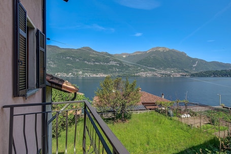 Property grounds. Holiday Home 'Casa Mocchetti' with Lake View, Garden & Wi-Fi