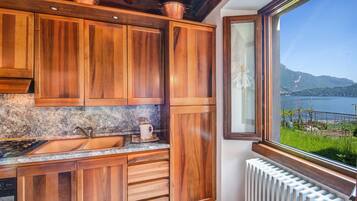 Kylskåp, ugn, spishäll och vattenkokare