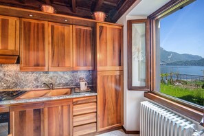 Fridge, oven, stovetop, electric kettle