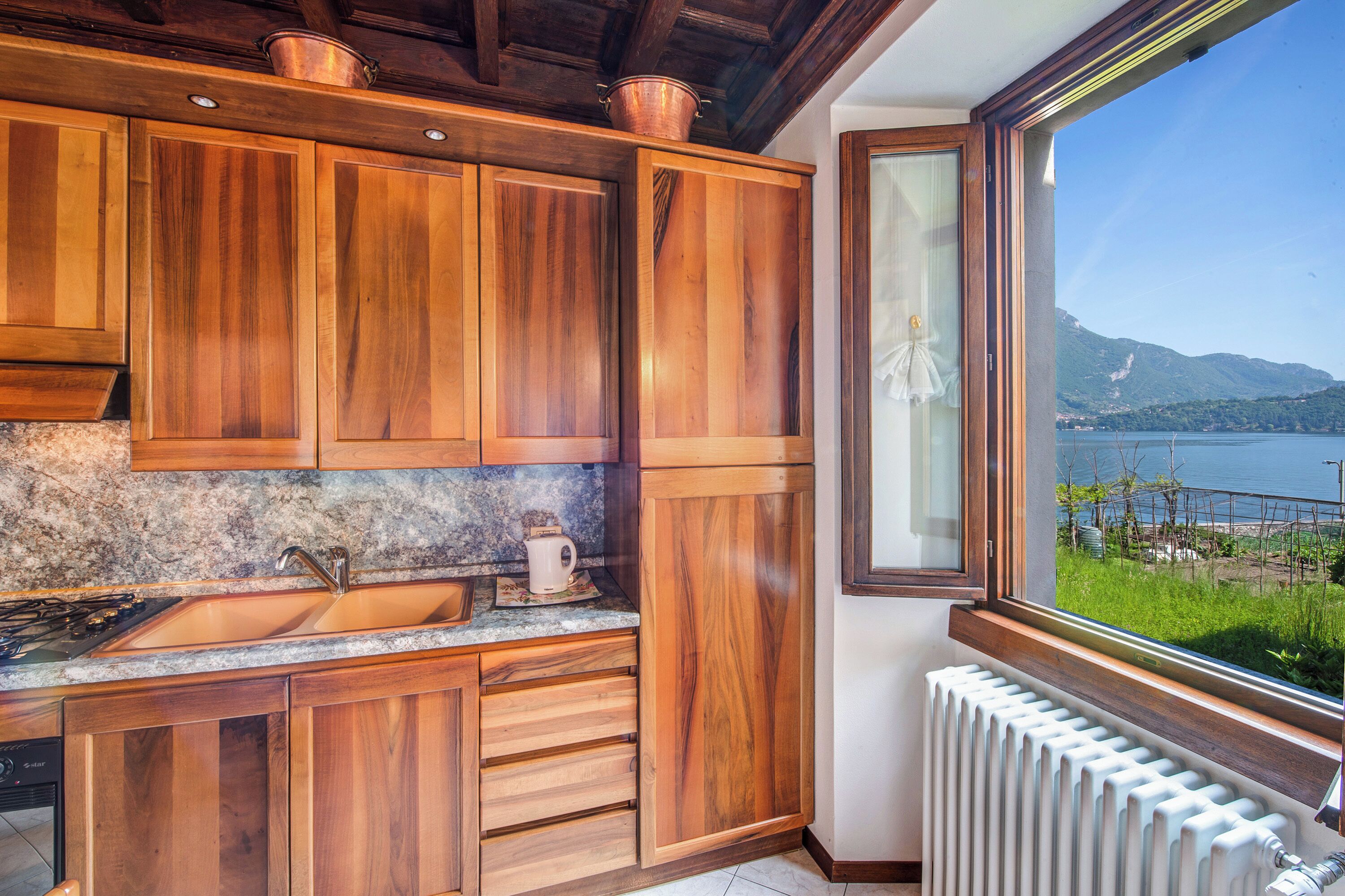 Fridge, oven, stovetop, electric kettle