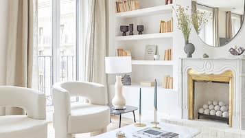 Een smart-tv en boeken