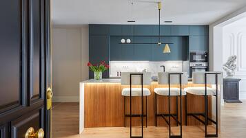 Een koelkast, een magnetron, een oven, een kookplaat