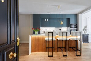 Een koelkast, een magnetron, een oven, een kookplaat