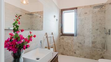 Bathtub, free toiletries, hair dryer, towels