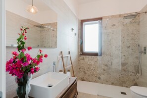 Bathtub, free toiletries, hair dryer, towels - Villa "Chiara" with Sea View, Terrace, Wi-Fi & Air Conditioning (Castelvetrano)