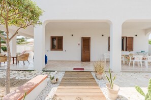 Outdoor dining - Villa "Chiara" with Sea View, Terrace, Wi-Fi & Air Conditioning (Castelvetrano)