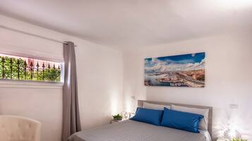 1 habitación, tabla de planchar con plancha y ropa de cama