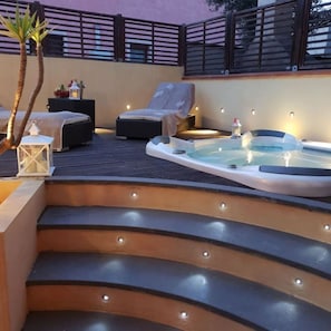 Outdoor spa tub