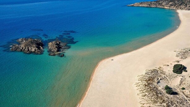 An aerial view of a beach with clear turquoise waters, a sandy shore, and rocky outcrops. - Holiday Apartment 'Luxury Guesthouse Pula' with Garden, 2 Terraces & Wi-Fi (Pula)