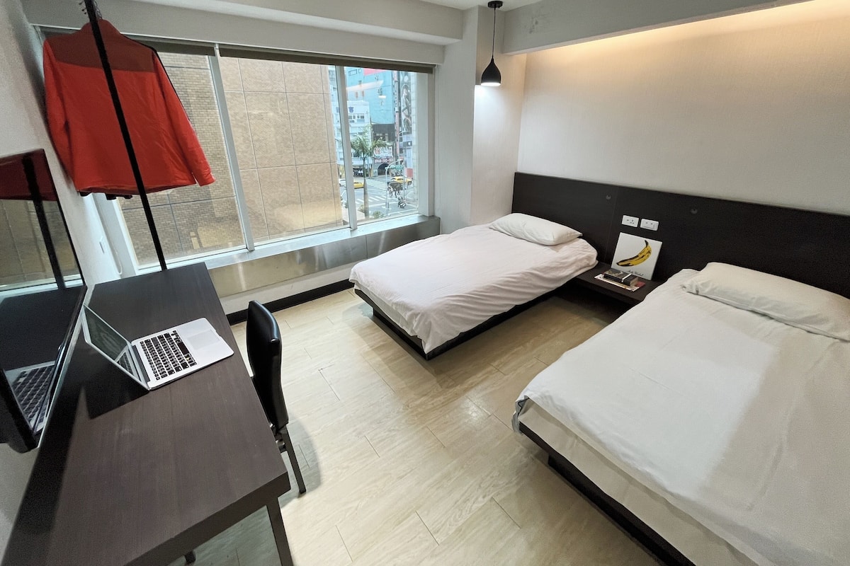 Business Twin Room | Desk, laptop workspace, blackout drapes, soundproofing