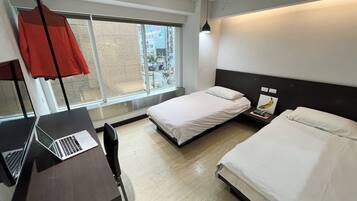 Business Twin Room | Desk, laptop workspace, blackout drapes, soundproofing