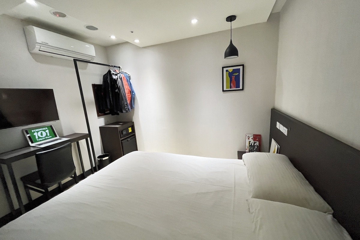 Comfort Double Room | Desk, laptop workspace, blackout drapes, soundproofing