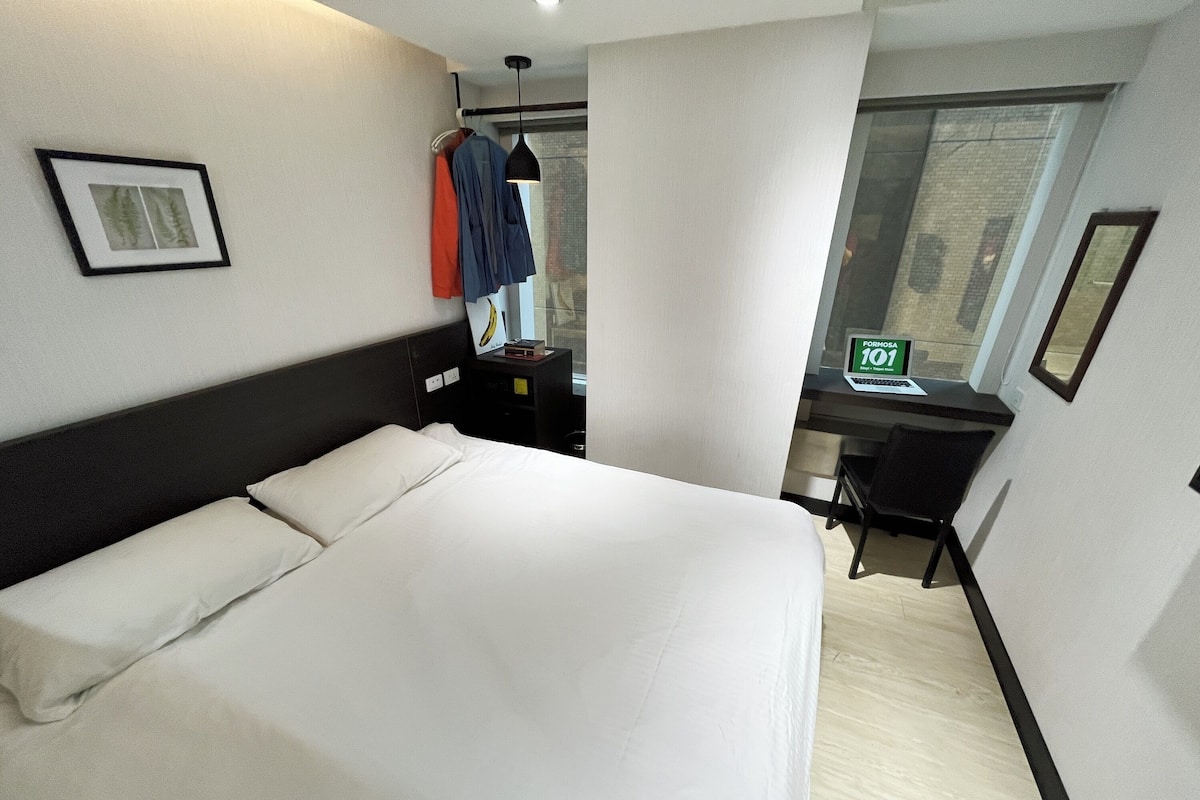 Business Double Room | Desk, laptop workspace, blackout drapes, soundproofing