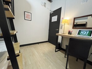 經濟雙人或雙床房, 共用浴室 | 書桌、手提電腦工作空間、遮光窗簾/窗簾、隔音