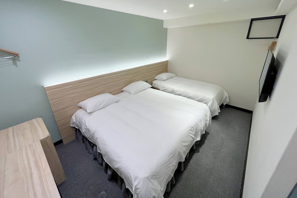 Standard Triple Room | Desk, laptop workspace, blackout drapes, soundproofing