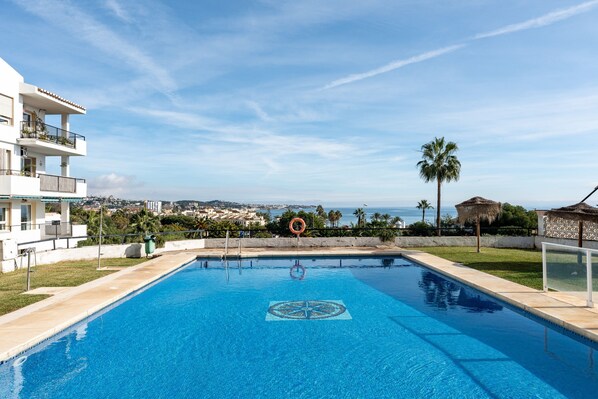 Pool - Apartment in Superb Location with Sea View, Pool & Wi-Fi (Mijas costa)