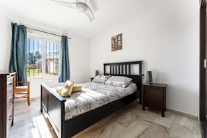 2 bedrooms, iron/ironing board, free WiFi, bed sheets