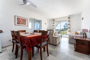 TV - Apartment in Superb Location with Sea View, Pool & Wi-Fi (Mijas costa)