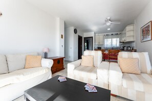 TV - Apartment in Superb Location with Sea View, Pool & Wi-Fi (Mijas costa)