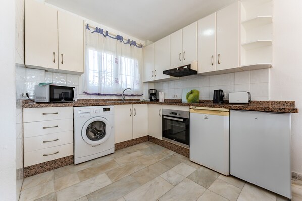 Réfrigérateur, micro-ondes, four, plaque de cuisson