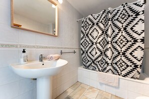 Baignoire, sèche-cheveux, serviettes fournies