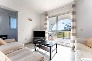 TV - Apartment in Superb Location with Sea View, Pool & Wi-Fi (Mijas costa)