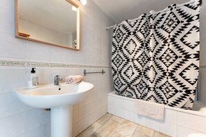 Bathtub, hair dryer, towels - Apartment in Superb Location with Sea View, Pool & Wi-Fi (Mijas costa)
