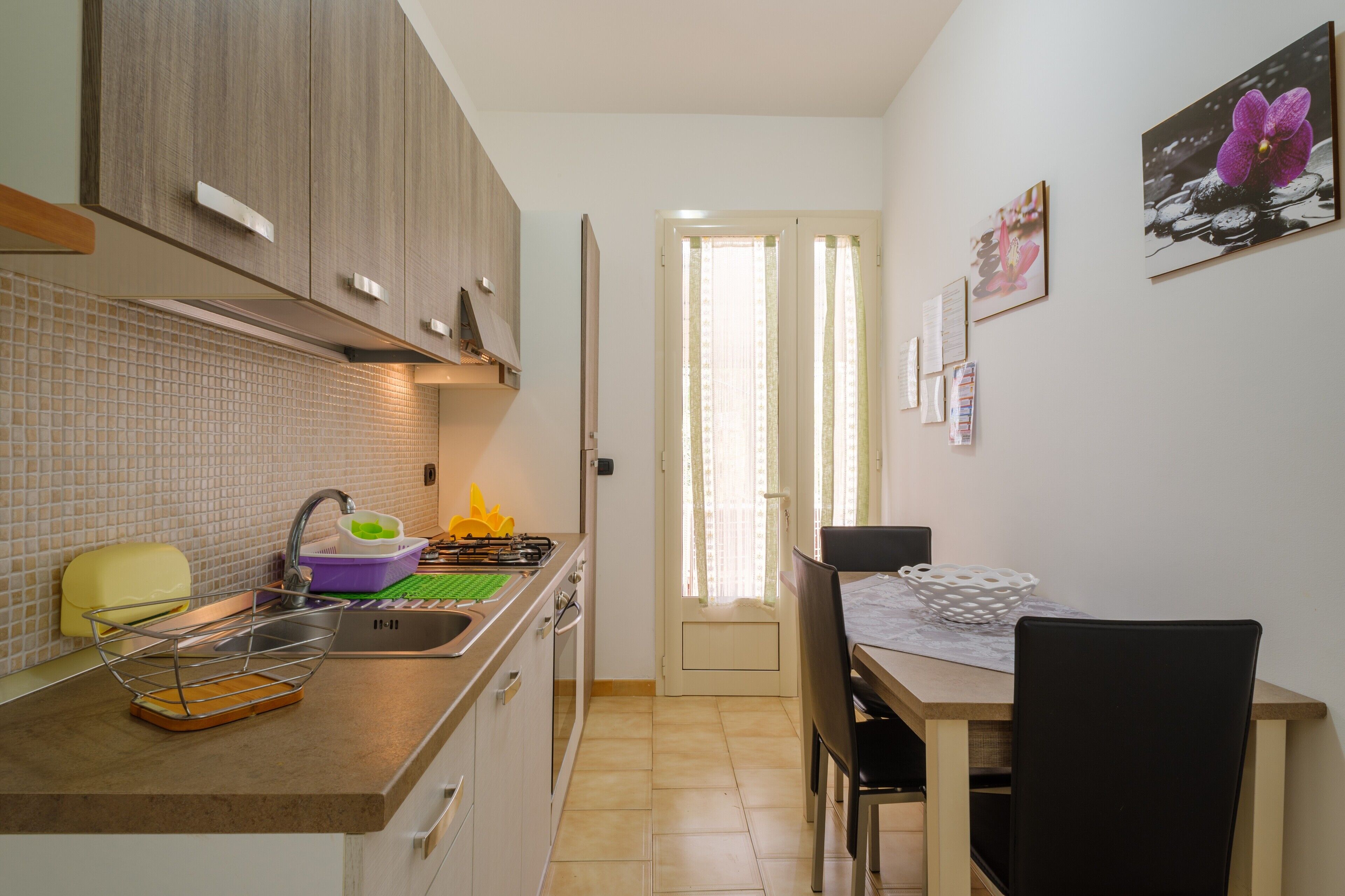 Frigorifero, forno, piano cottura, bollitore elettrico