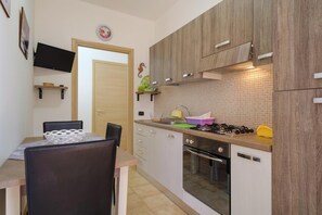 Fridge, oven, stovetop, electric kettle
