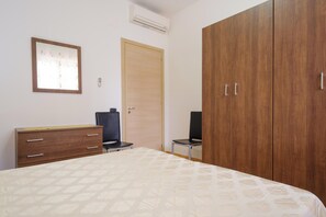 2 bedrooms, iron/ironing board, bed sheets