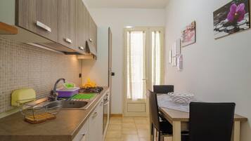 Réfrigérateur, four, plaque de cuisson, bouilloire électrique