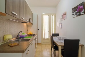 Fridge, oven, stovetop, electric kettle - Pet-Friendly Apartment 'Villetta del Salento 2' with Garden & A/C (Racale)