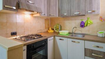 Frigorifero, forno, piano cottura, bollitore elettrico